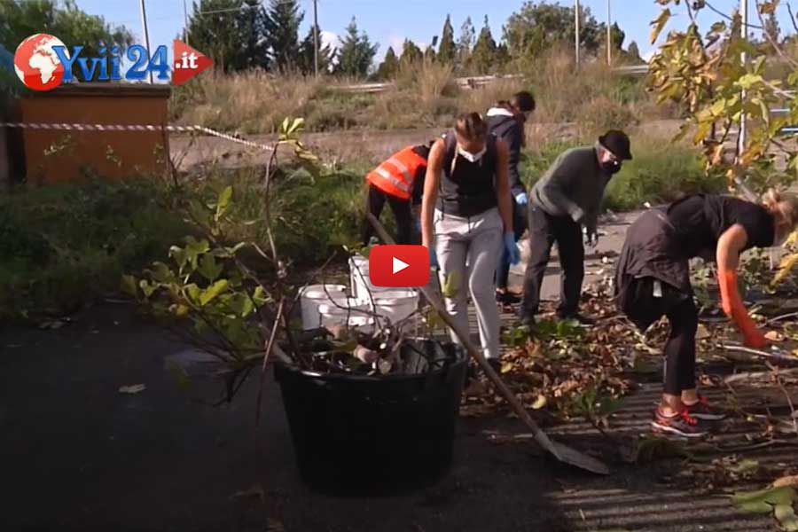 Adrano. Associazioni e cittadini bonificano il perimetro dello stadio dai rifiuti