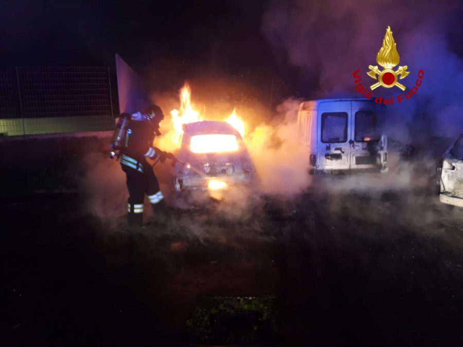 Paternò. Nella notte 4 automobili in fiamme all’interno di un condominio