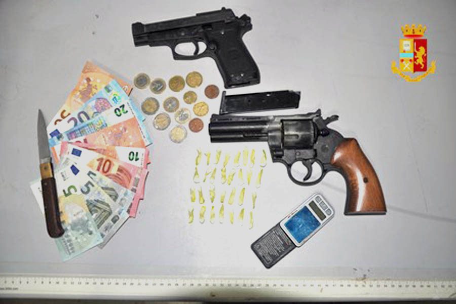 Adrano. Possesso di droga e di un coltello, arrestato 29enne