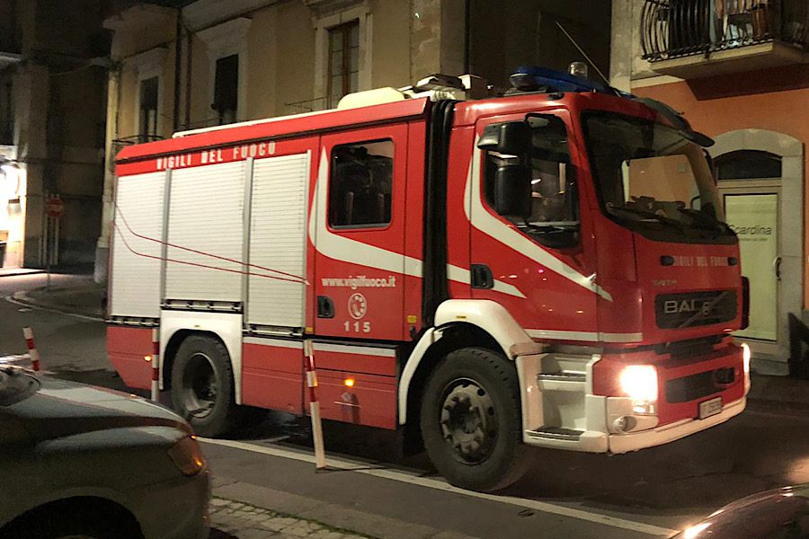 Adrano. Lavatrice in fiamme in abitazione di via dello Spasimo