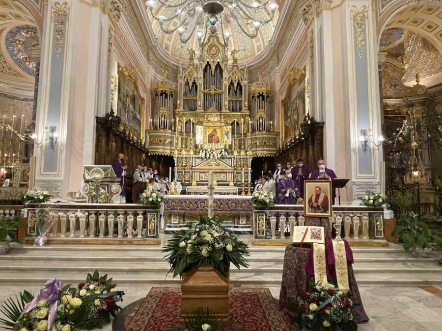 Biancavilla. L’ultimo saluto al sacerdote Antonino Tomasello