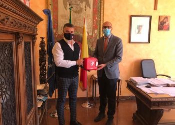 Salute. Biancavillese dona un defibrillatore al comune