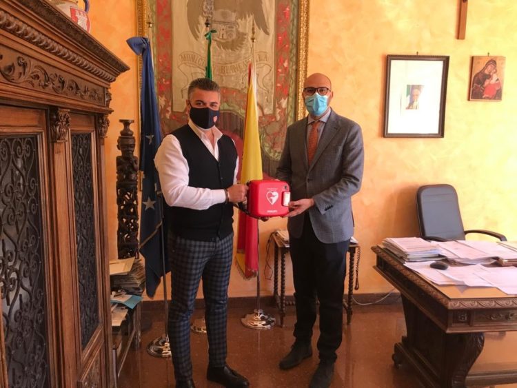 Salute. Biancavillese dona un defibrillatore al comune