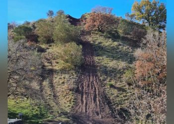 Licodia-Ragalna. Il solco della vergogna creato dai motociclisti in pieno Parco dell’Etna