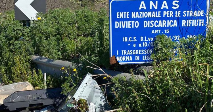 Statali 121 e 284, Pd: «Microdiscariche sono uno scempio»