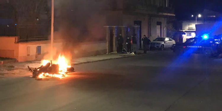Biancavilla. Moto in fiamme in viale Europa