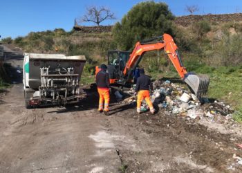 Biancavilla. Ripulita contrada Sparadrappo al confine con Santa Maria di Licodia