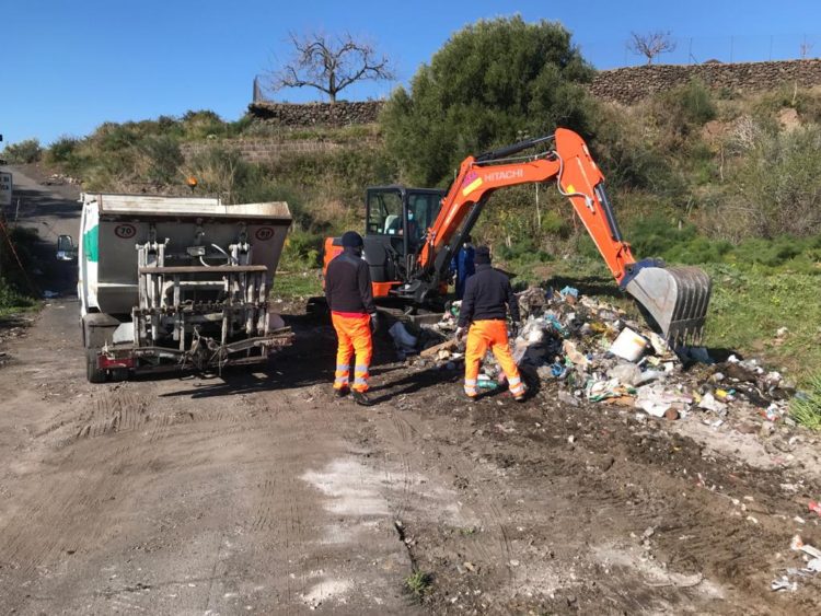Biancavilla. Ripulita contrada Sparadrappo al confine con Santa Maria di Licodia