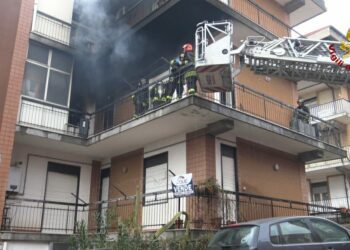 Belpasso. Incendio in un appartamento. Persone evacuate con l’autoscala