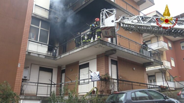 Belpasso. Incendio in un appartamento. Persone evacuate con l’autoscala