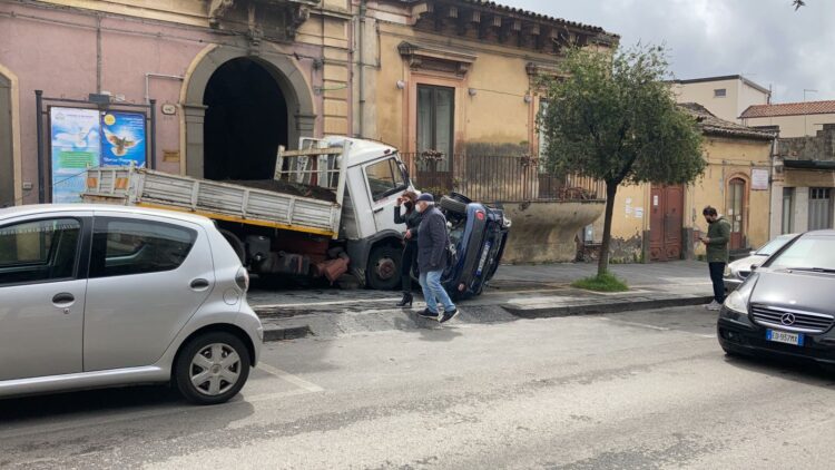 Belpasso. Camion fuori controllo travolge auto e pensilina di un bar