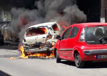 Paternò. Automobile in fiamme in via Machiavelli