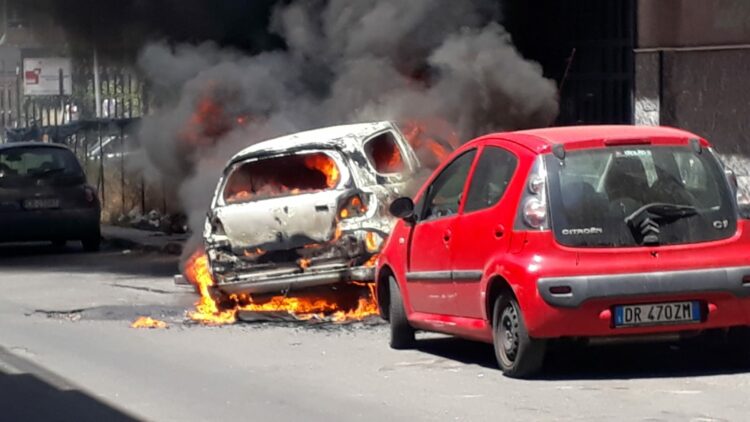 Paternò. Automobile in fiamme in via Machiavelli
