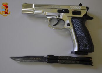 Adrano. Non vuole pagare l’affitto e minaccia il proprietario con una pistola