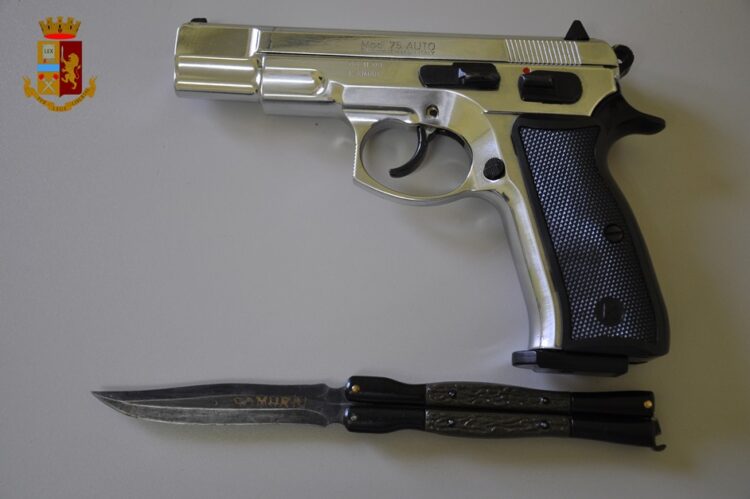 Adrano. Non vuole pagare l’affitto e minaccia il proprietario con una pistola