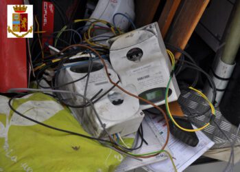 Adrano. Polizia scopre allaccio abusivo di elettricità: 7 denunciati