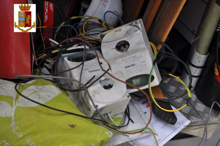 Adrano. Polizia scopre allaccio abusivo di elettricità: 7 denunciati