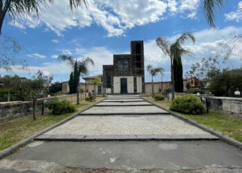 Santa Maria di Licodia. Alcuni volontari ripuliscono il largo Salvo Palella