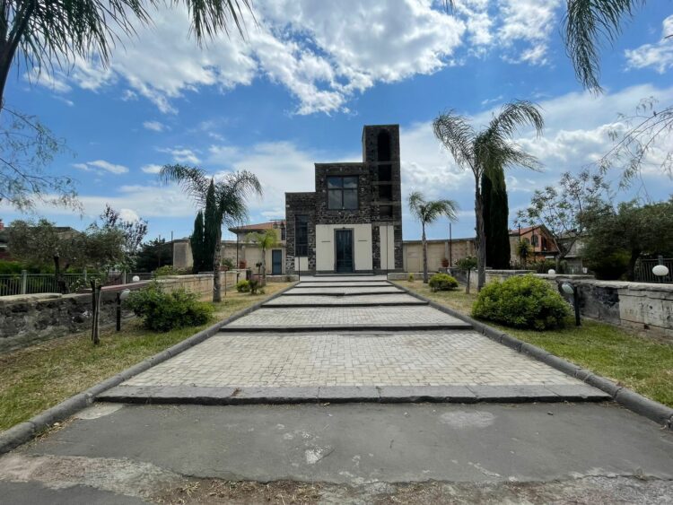 Santa Maria di Licodia. Alcuni volontari ripuliscono il largo Salvo Palella