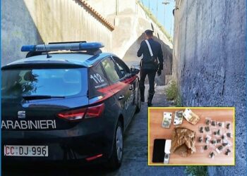 Paternò. Tenta di fuggire: bloccato con la droga nello scooter