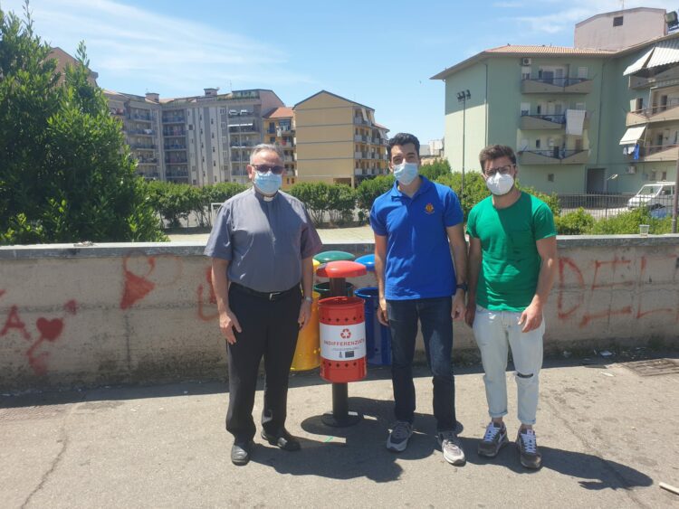 Paternò. “Leo Club” dona kit per rifiuti differenziati