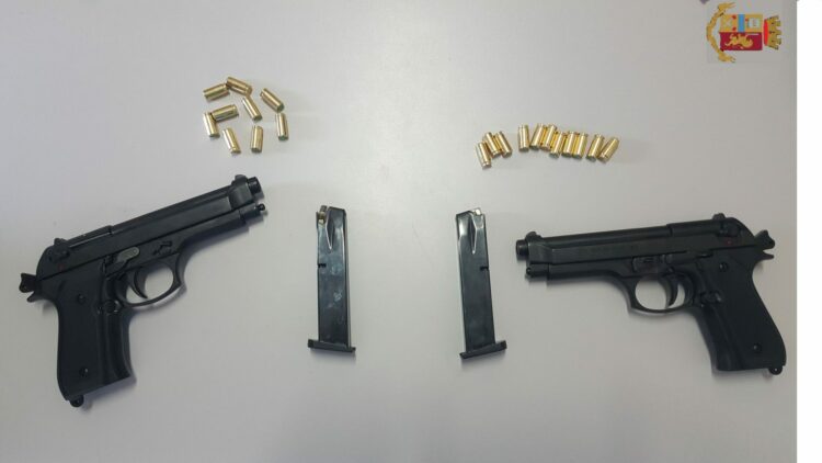 Adrano. Denunciati due giovanissimi per aver esploso colpi di pistola a salve in piazza Umberto