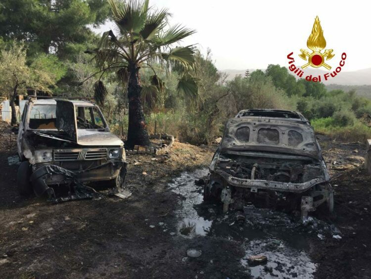 Santa Maria di Licodia. In fiamme alcune auto parcheggiate in un piazzale in Contrada Canneto