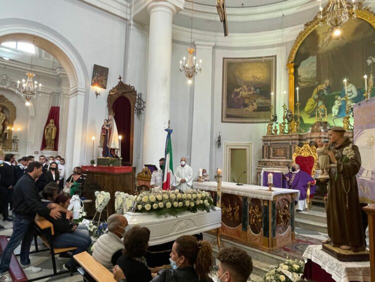 Santa Maria di Licodia. Giorno di dolore per l’ultimo saluto a Riccardo Ventura