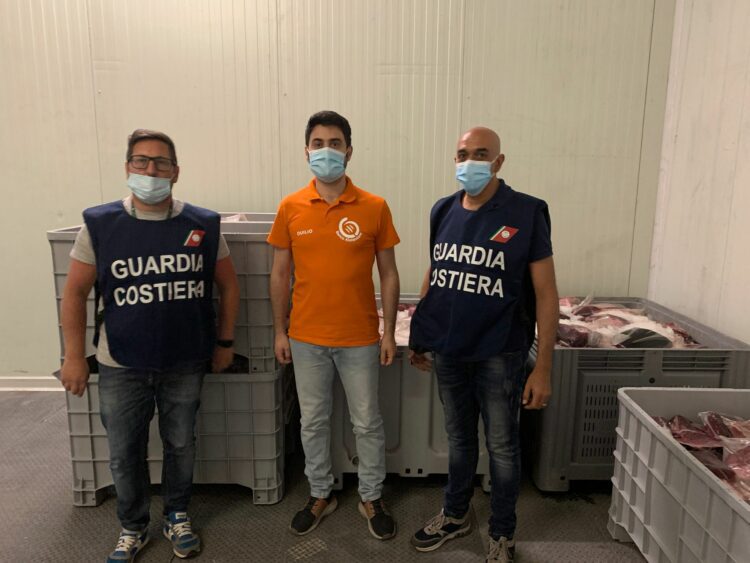 Banco Alimentare. Distribuiti 33 esemplari di tonno rosso sequestrati dalla Guardia Costiera di Catania