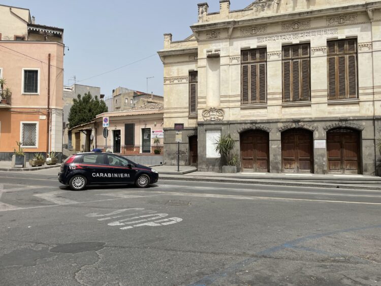 Adrano. Gambizzato in pieno centro