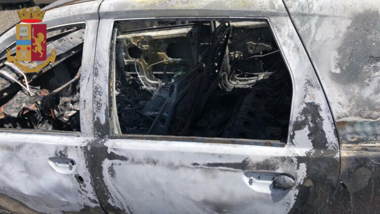 Adrano. Da fuoco alla propria auto per nervosismo. Denunciato 32enne