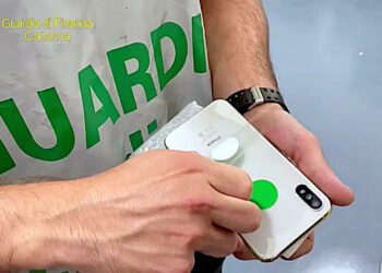 Gdf. Sequestrati oltre 2000 articoli contraffatti «Apple»