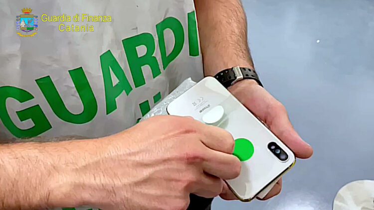 Gdf. Sequestrati oltre 2000 articoli contraffatti «Apple»