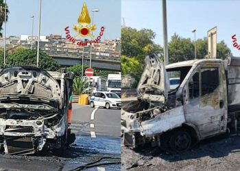 Misterbianco. In fiamme mezzo per raccolta rifiuti della Dusty