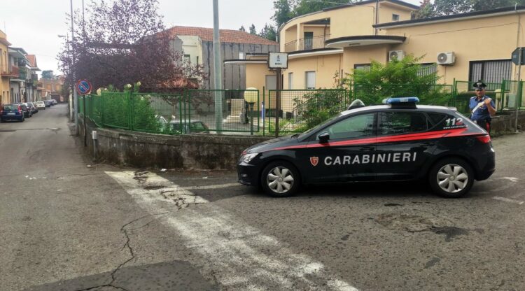 Belpasso. Fugge a bordo di auto rubata: inseguito, bloccato ed ammanettato
