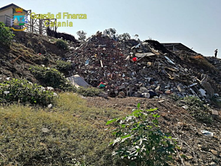Motta Sant’Anastasia: GdF scopre discarica abusiva di rifiuti speciali