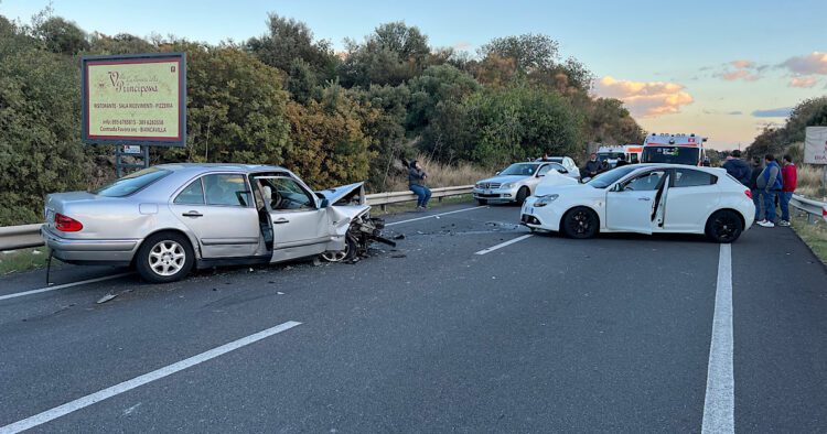 Ss284. Incidente frontale tra Paternó e Scalilli