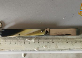 Adrano. In auto con coltello a serramanico