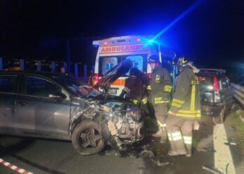 Ss121. Grave incidente nella notte: soccorritori del 118 travolti da un’auto