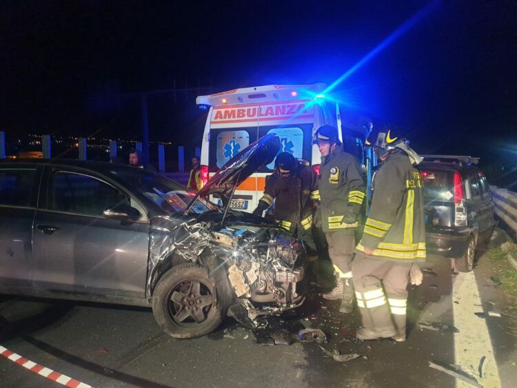 Ss121. Grave incidente nella notte: soccorritori del 118 travolti da un’auto