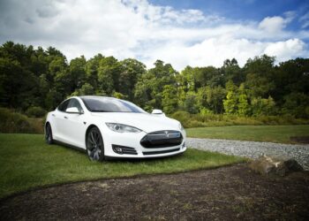 Automobili, quali sono le più ricercate sul web: su YouTube spopola Tesla
