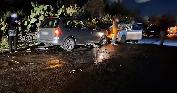 Belpasso. Incidente frontale sulla Sp 57