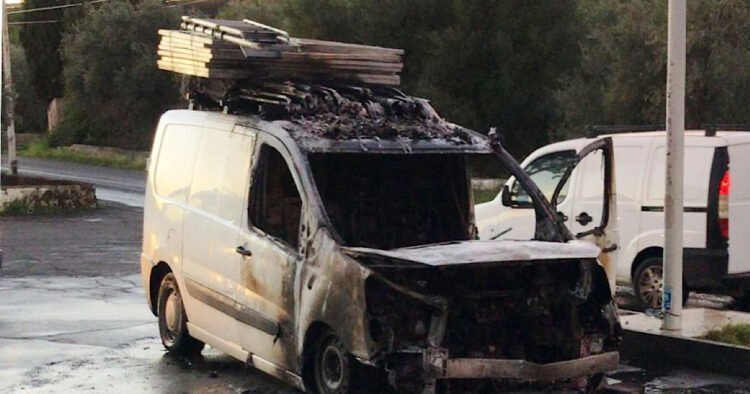 S.M. di Licodia. In fiamme furgone di venditore ambulante
