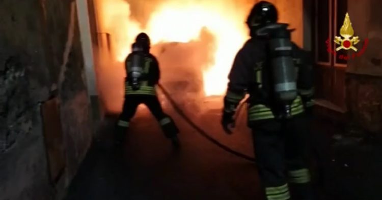 Paternò. Auto in fiamme nella notte in via Asmara