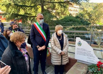 Biancavilla. Prefetto Librizzi consegna due targhe memoria a vittime Foibe