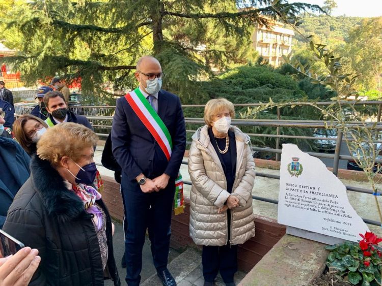Biancavilla. Prefetto Librizzi consegna due targhe memoria a vittime Foibe