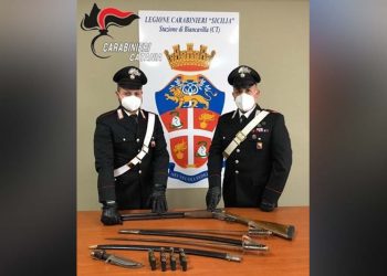 Biancavilla. Maltrattamenti in famiglia ed armi nell’armadio: arrestato