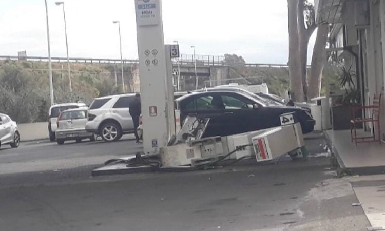 S.M. di Licodia. Furto ai danni di un distributore di carburante self service