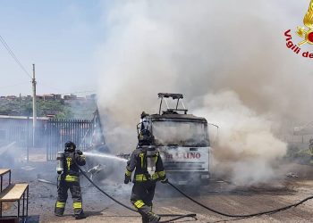 Biancavilla. In fiamme camion di una ditta trasporti