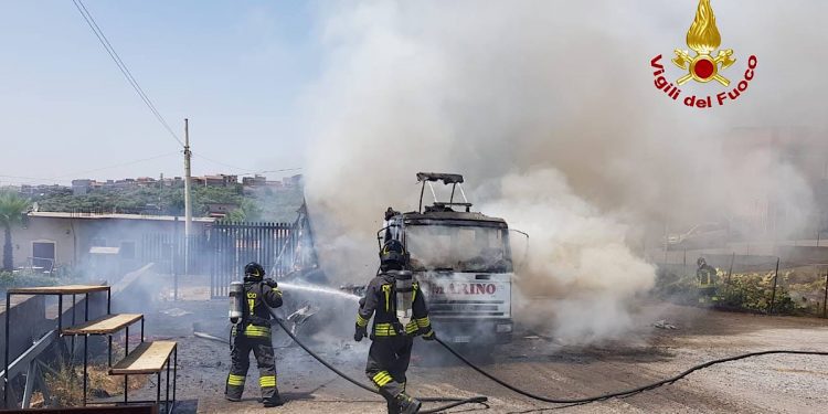 Biancavilla. In fiamme camion di una ditta trasporti
